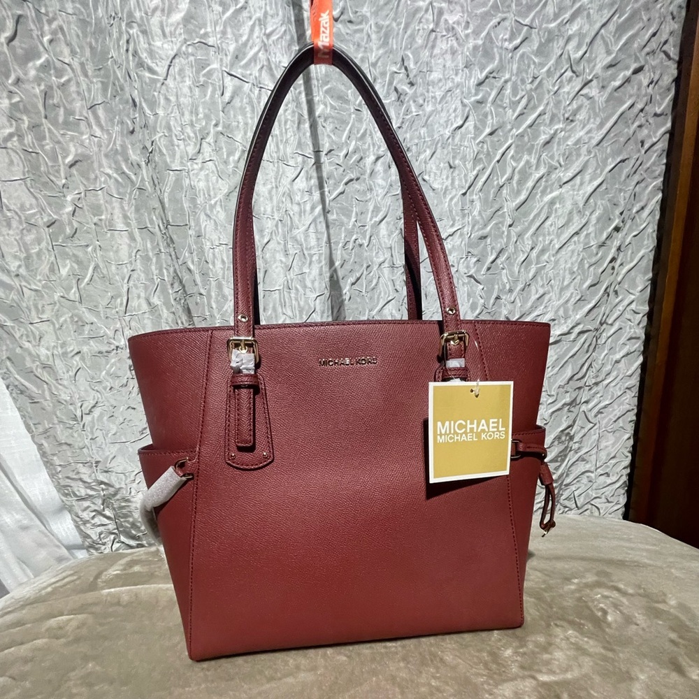 Micheal Kors, voyager, brandy color